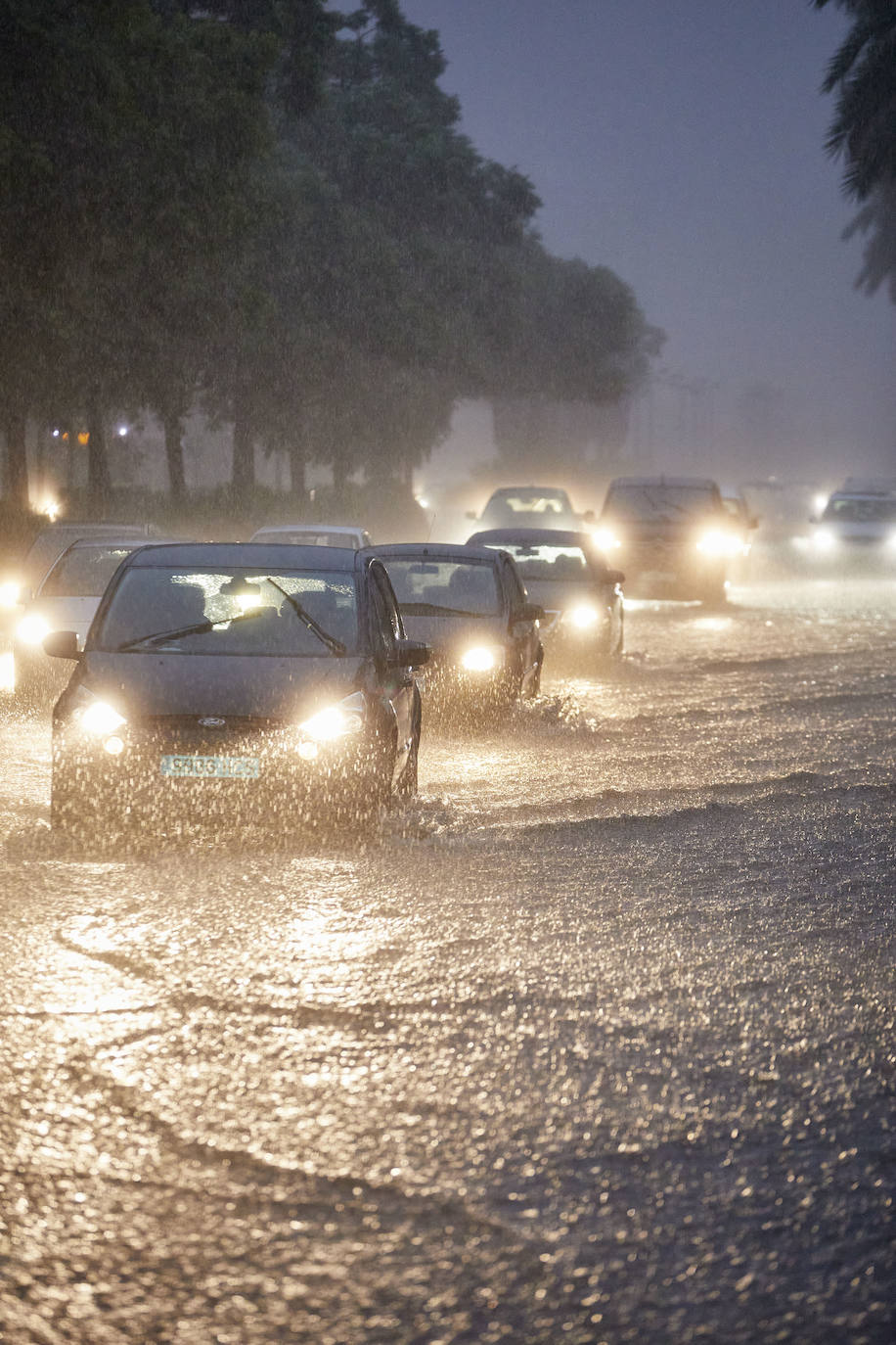 Fotos: Una fuerte tromba descarga sobre la ciudad de Valencia