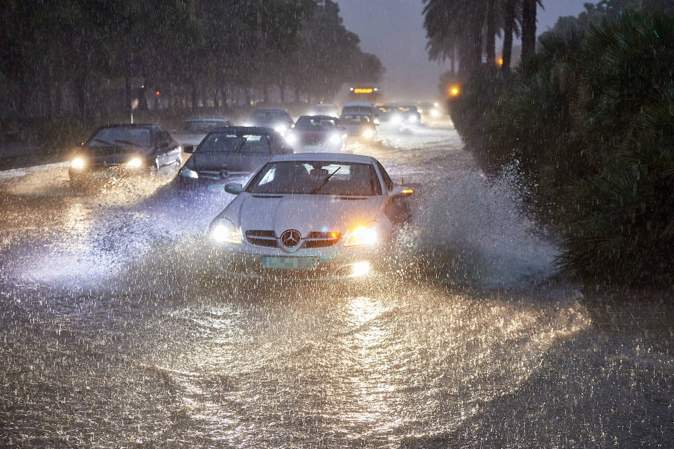 Fotos: Una fuerte tromba descarga sobre la ciudad de Valencia