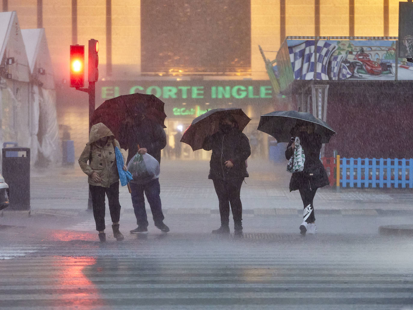 Fotos: Una fuerte tromba descarga sobre la ciudad de Valencia