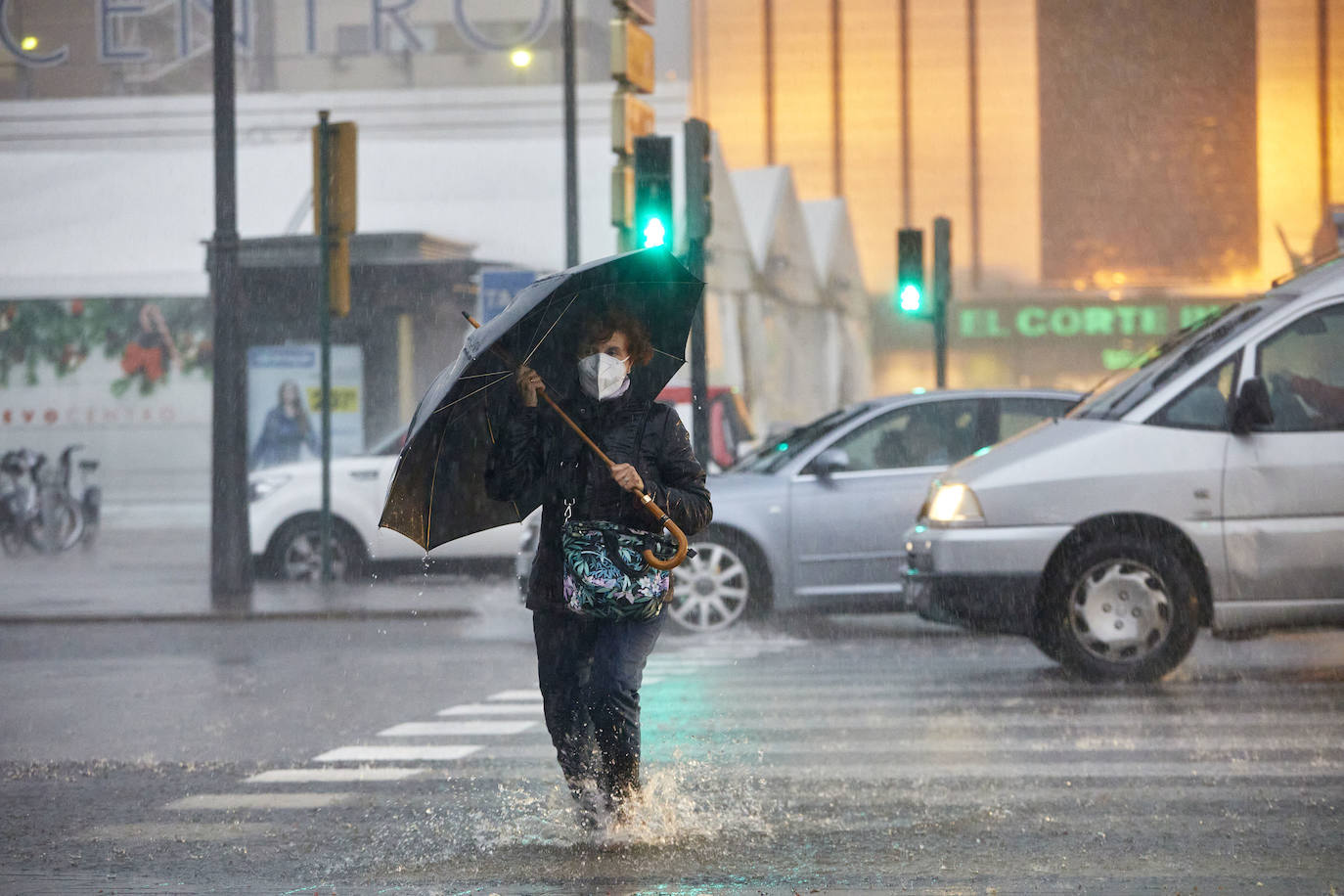 Fotos: Una fuerte tromba descarga sobre la ciudad de Valencia