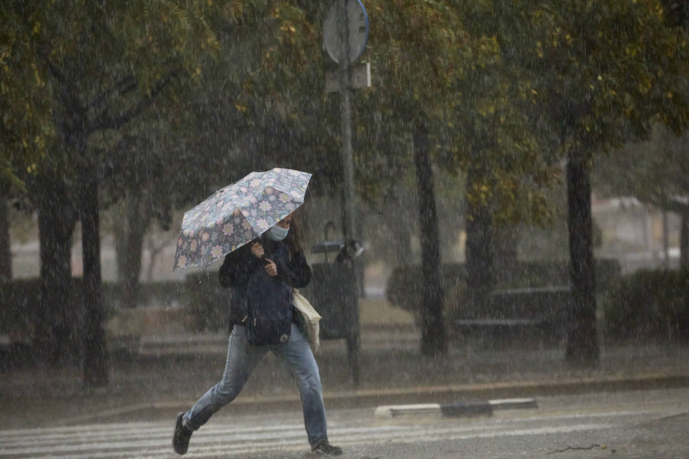 Fotos: Una fuerte tromba descarga sobre la ciudad de Valencia