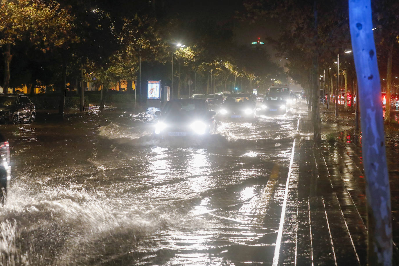 Fotos: Una fuerte tromba descarga sobre la ciudad de Valencia