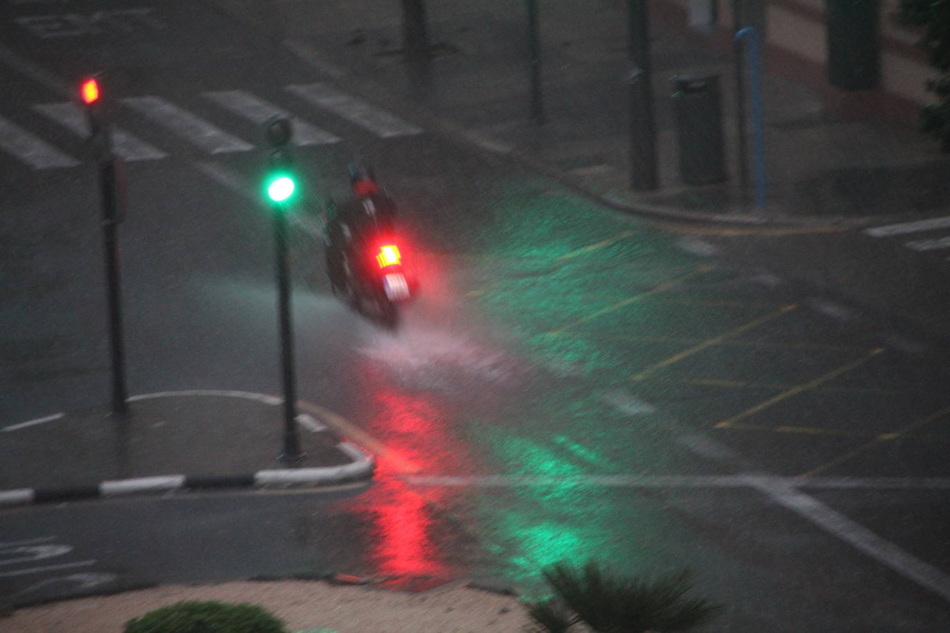 Fotos: Una fuerte tromba descarga sobre la ciudad de Valencia