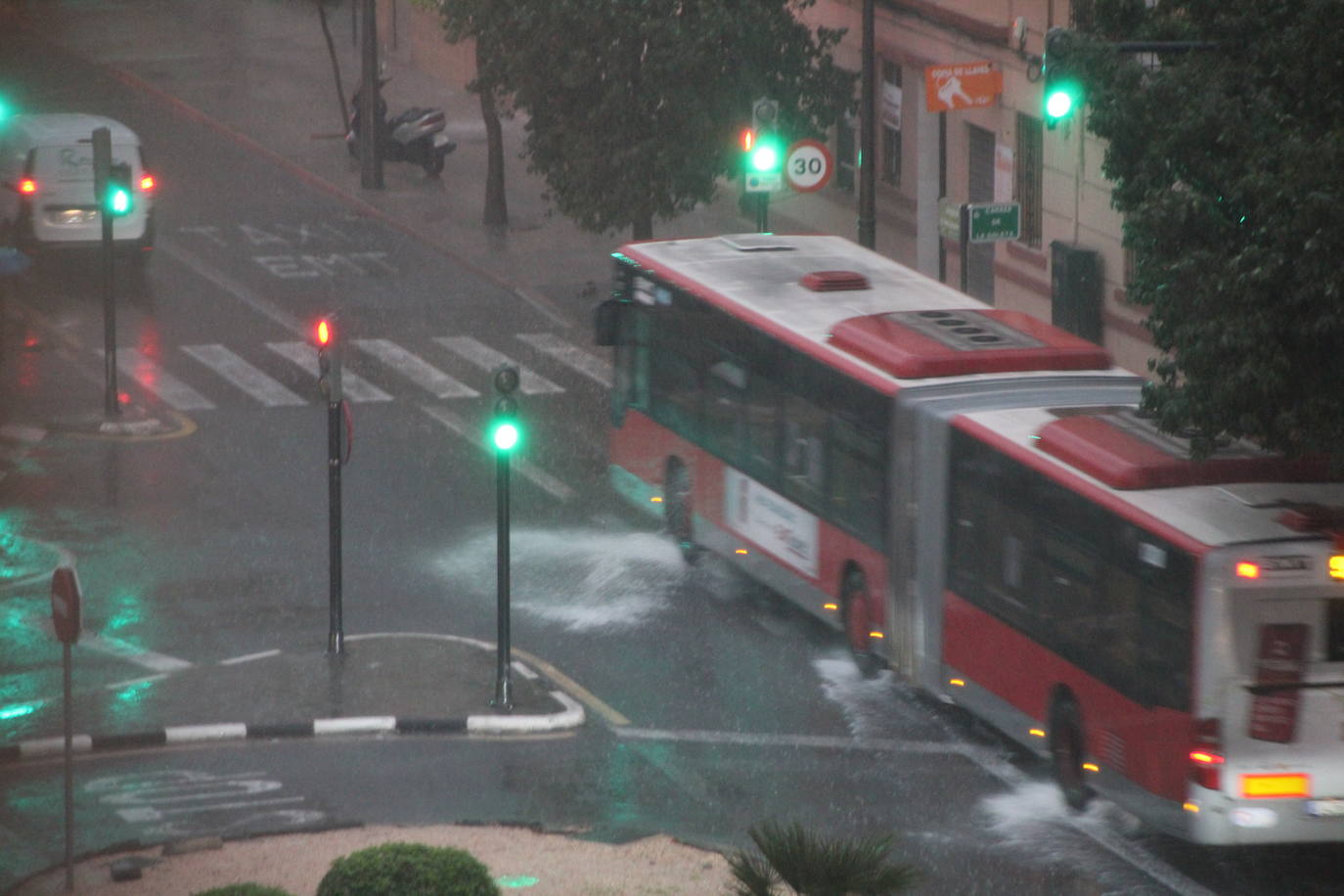 Fotos: Una fuerte tromba descarga sobre la ciudad de Valencia