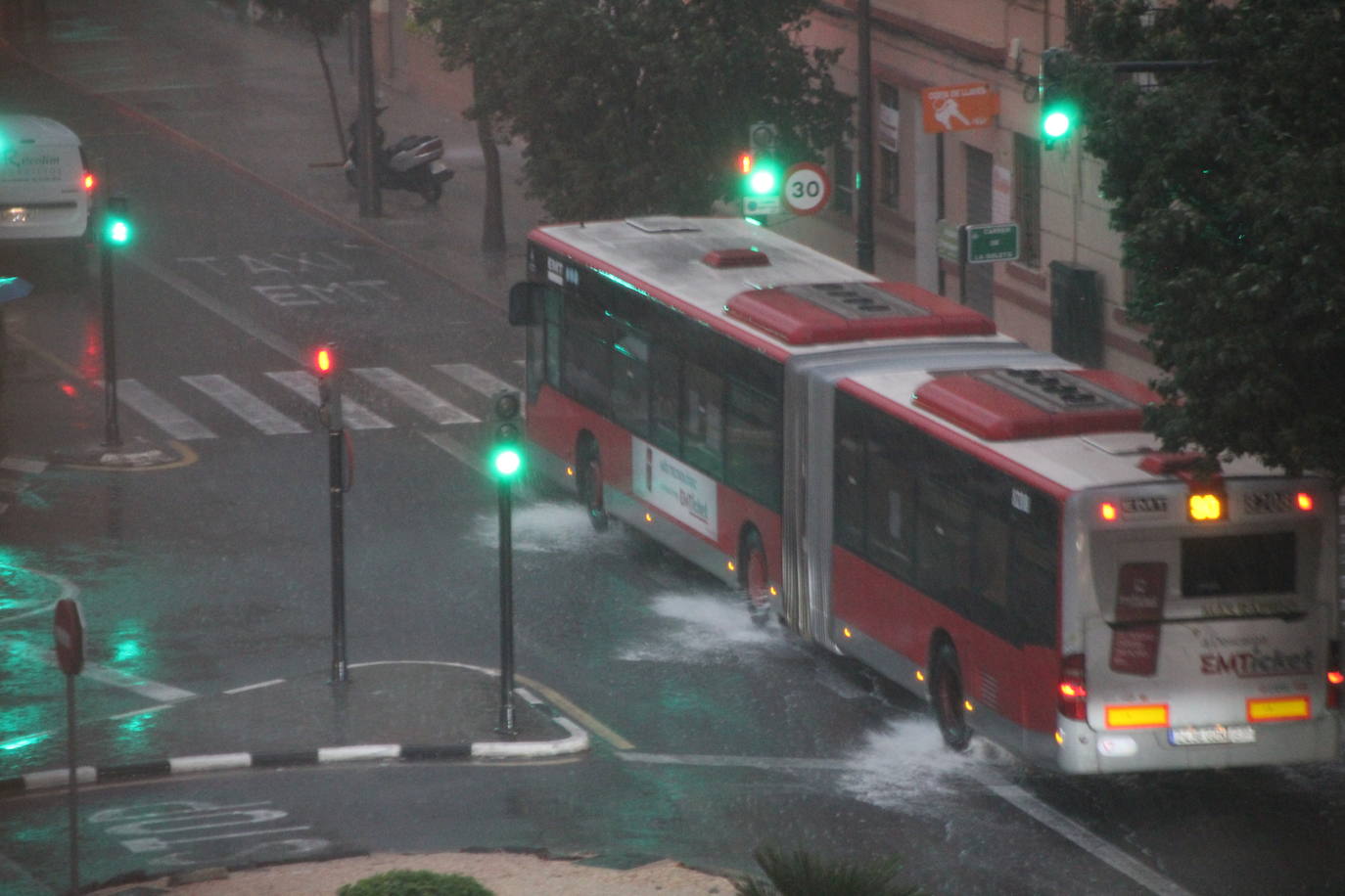 Fotos: Una fuerte tromba descarga sobre la ciudad de Valencia