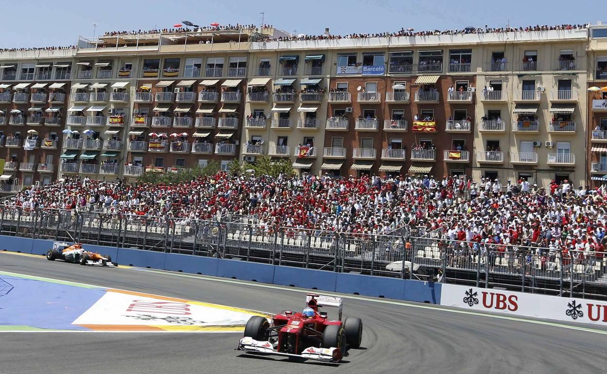 El Ferrari de Alonso, en las calles de Valencia.