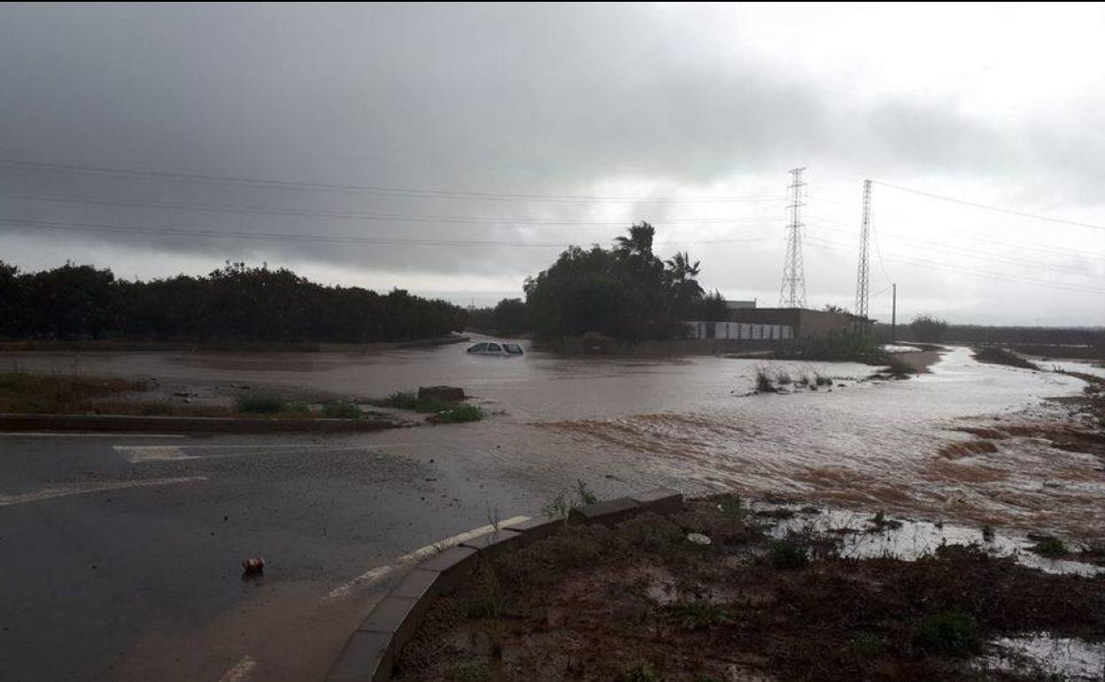 Barranc de Benimodo desbordado en el término de l'Alcúdia. 