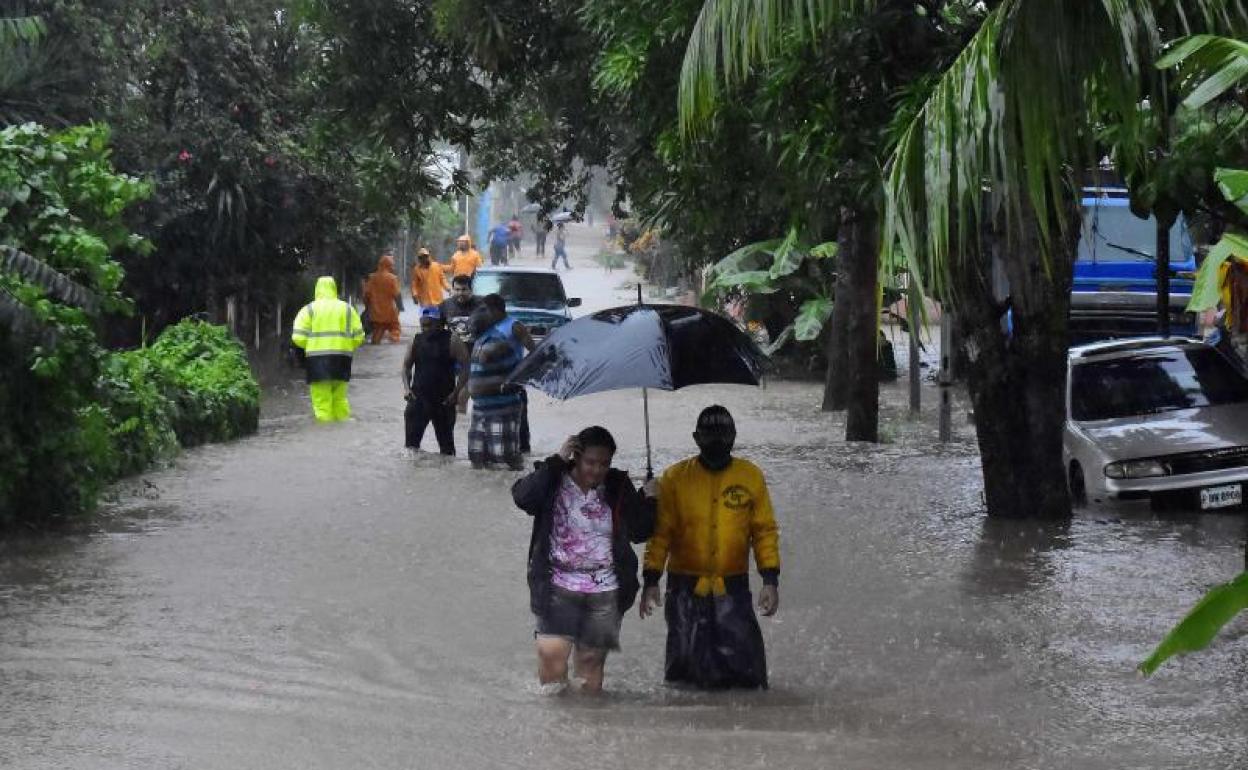 Vecinos de la colonia La Democracia son evacuados por los equipos de rescate en el Progreso, Honduras.