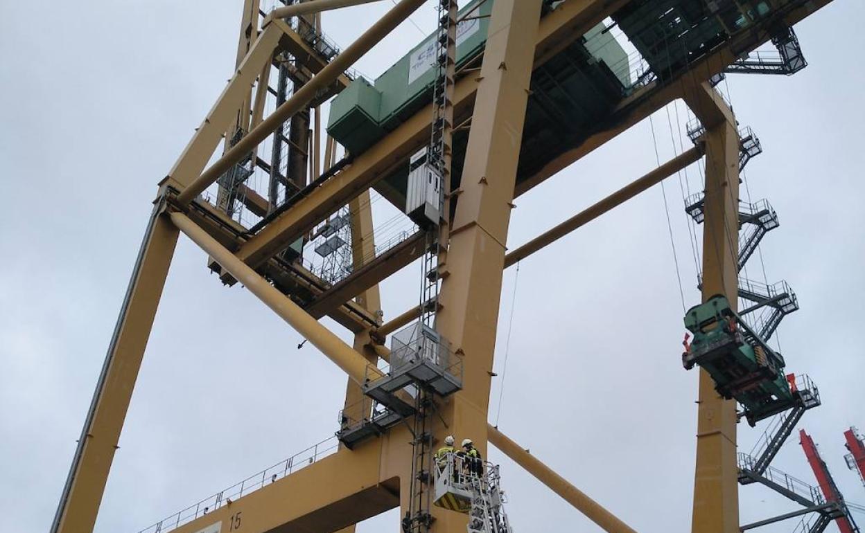 Ascensor de la grúa donde quedó encerrado el operario. 