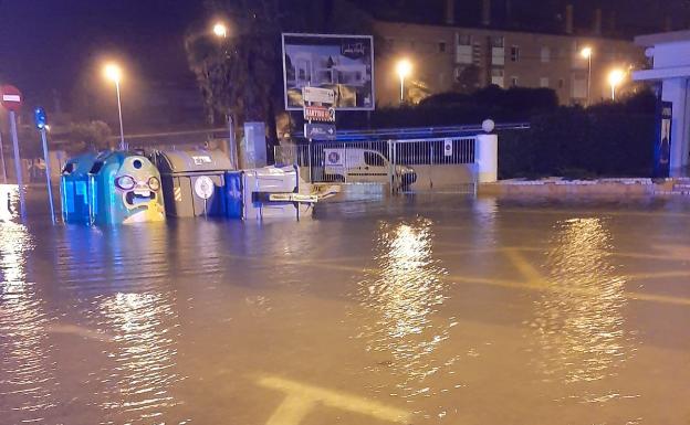 El agua inunda algunas calles en Xàbia. 