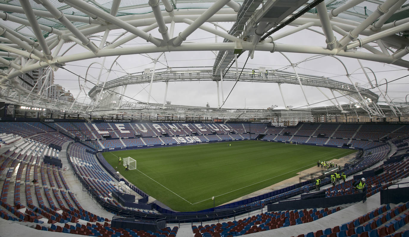 La nueva cubierta, junto al alumbrado y los videomarcadores, proyectan una visión novedosa del histórico estadio del Levante