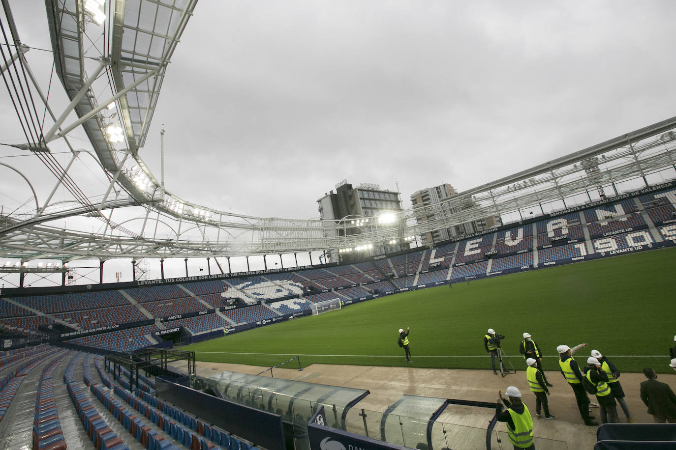 La nueva cubierta, junto al alumbrado y los videomarcadores, proyectan una visión novedosa del histórico estadio del Levante