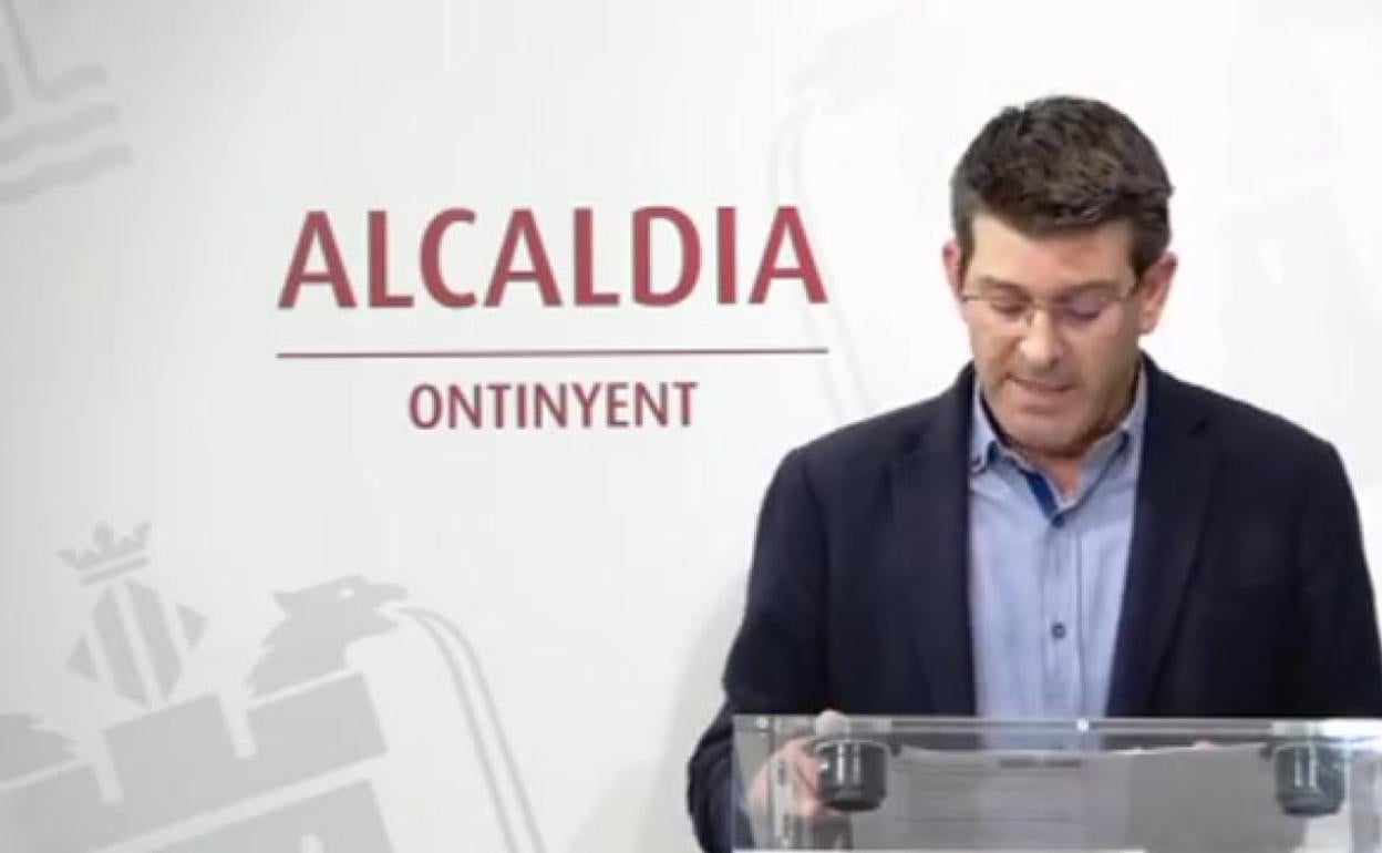 El alcalde de Ontinyent, Jorge Rodríguez, en la comparecencia en la que ha dado a conocer las nuevas medidas. 