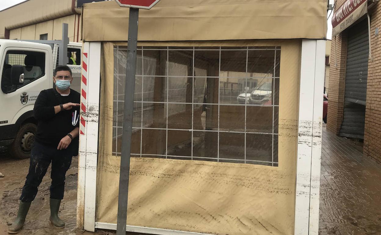 Bernabé Sebastián muestra el nivel que alcanzó el agua en la carpa de su bar.  