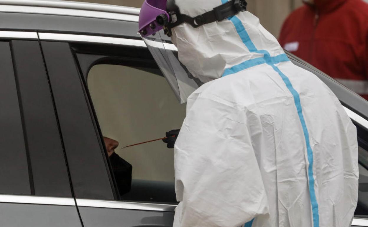 Realización de pruebas de coronavirus en un coche.