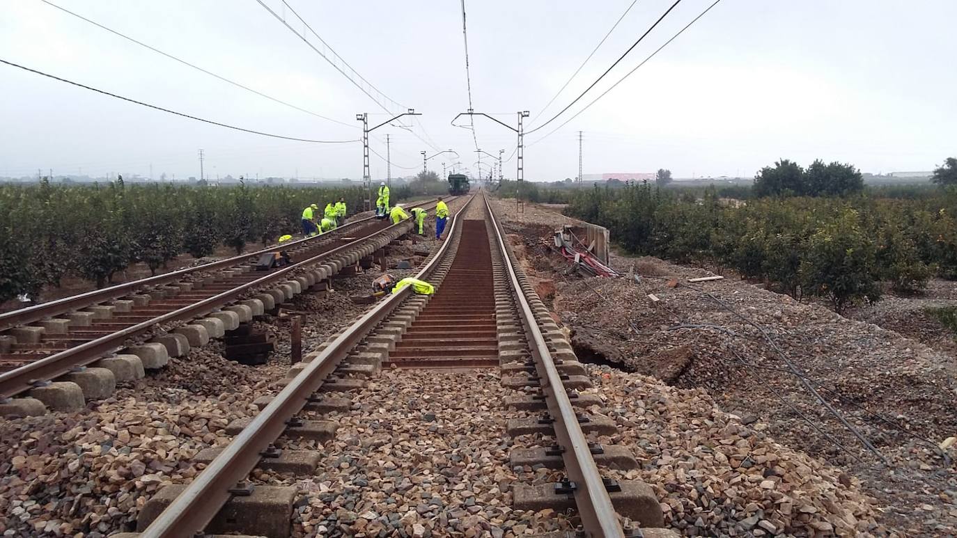 Tramo de vía cortada entre Silla y Benifaió por las fuertes lluvias