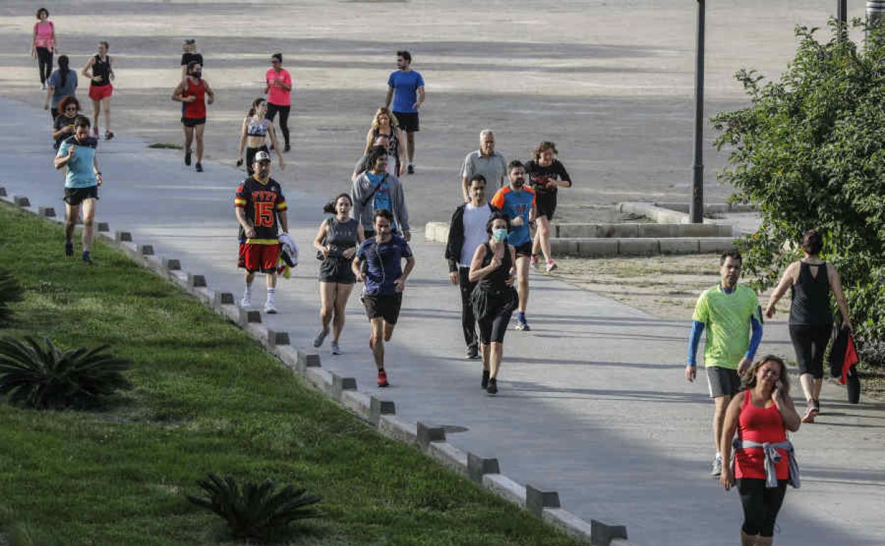 Gente haciendo deporte en el antiguo cauce del río Turia, en la ciudad de Valencia.