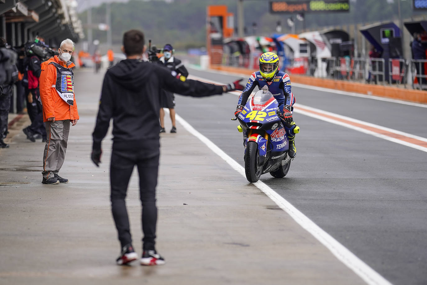 El Gran Premio de la Comunitat ya ha arrancado en Cheste con los pilotos adaptándose a la pista para la gran cita del domingo. Esta vez, las gradas del Ricardo Tormo están vacías por la pandemia del coronavirus aunque la expectación en el asfalto se mantiene intacta. 