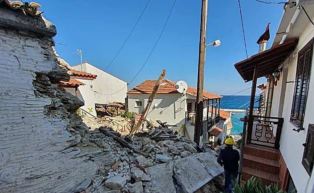 Imagen de una de las calles de la isla afectada por el terremoto. 