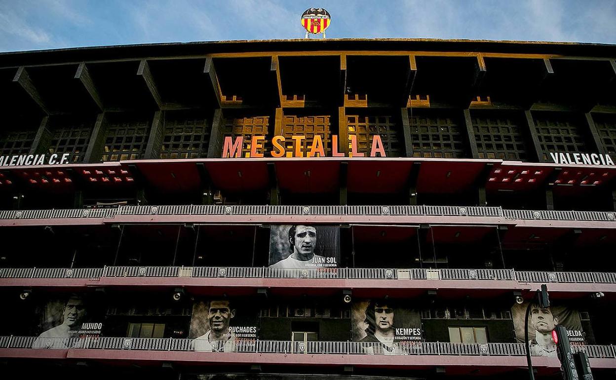 Fachada del estadio de Mestalla en la Avenida de Suecia con Sol y algunas de las leyendas valencianistas. 