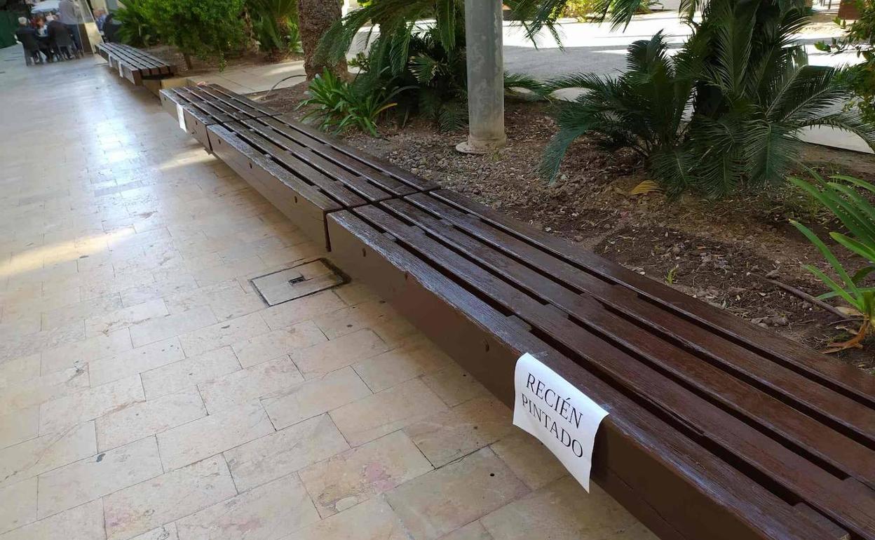 El Ayuntamiento repara y pinta varias plazas de Alicante
