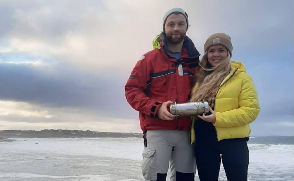 Conor McClory y Sophie Curran, con la capsula en sus manos. 