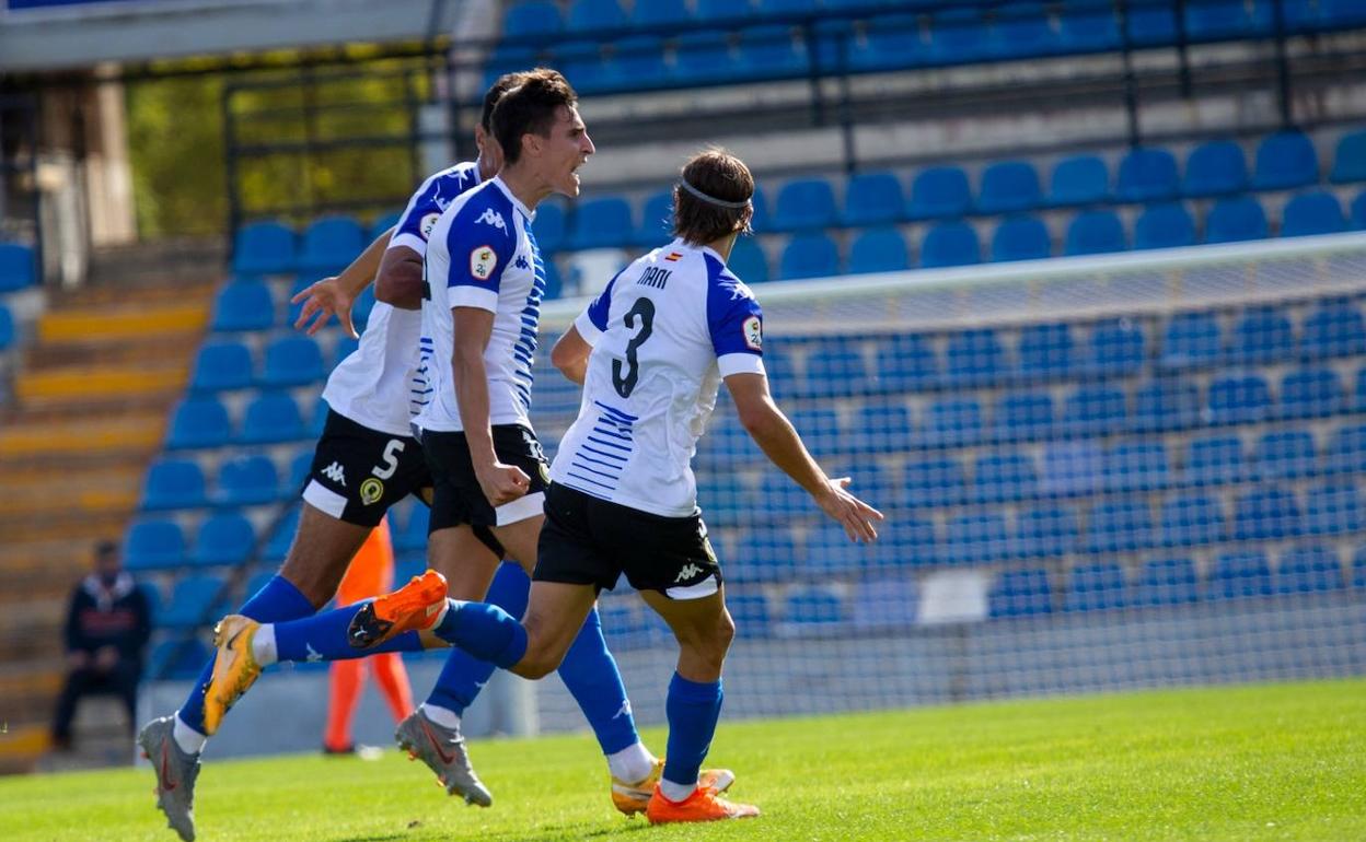 David Sánchez celebra el gol de la victoria para el Hércules en el Rico Pérez . 