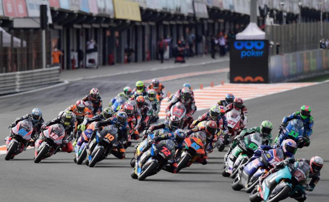 Salida de la carrera de Moto2