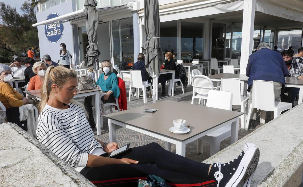 Clientes de un restaurante de la playa de la Malvarrosa. 