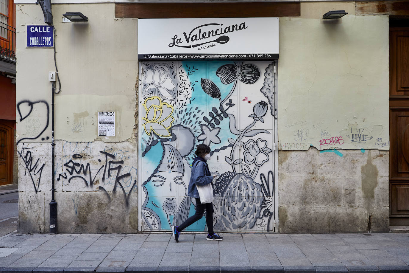 Decenas de bares y comercios del casco antiguo bajan la persiana, acorralados por las restricciones de aforo y los elevados alquileres, el 50% de los hosteleros de Valencia no seguirán abiertos en enero. 