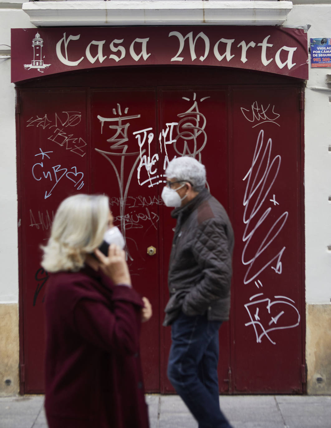 Decenas de bares y comercios del casco antiguo bajan la persiana, acorralados por las restricciones de aforo y los elevados alquileres, el 50% de los hosteleros de Valencia no seguirán abiertos en enero. 