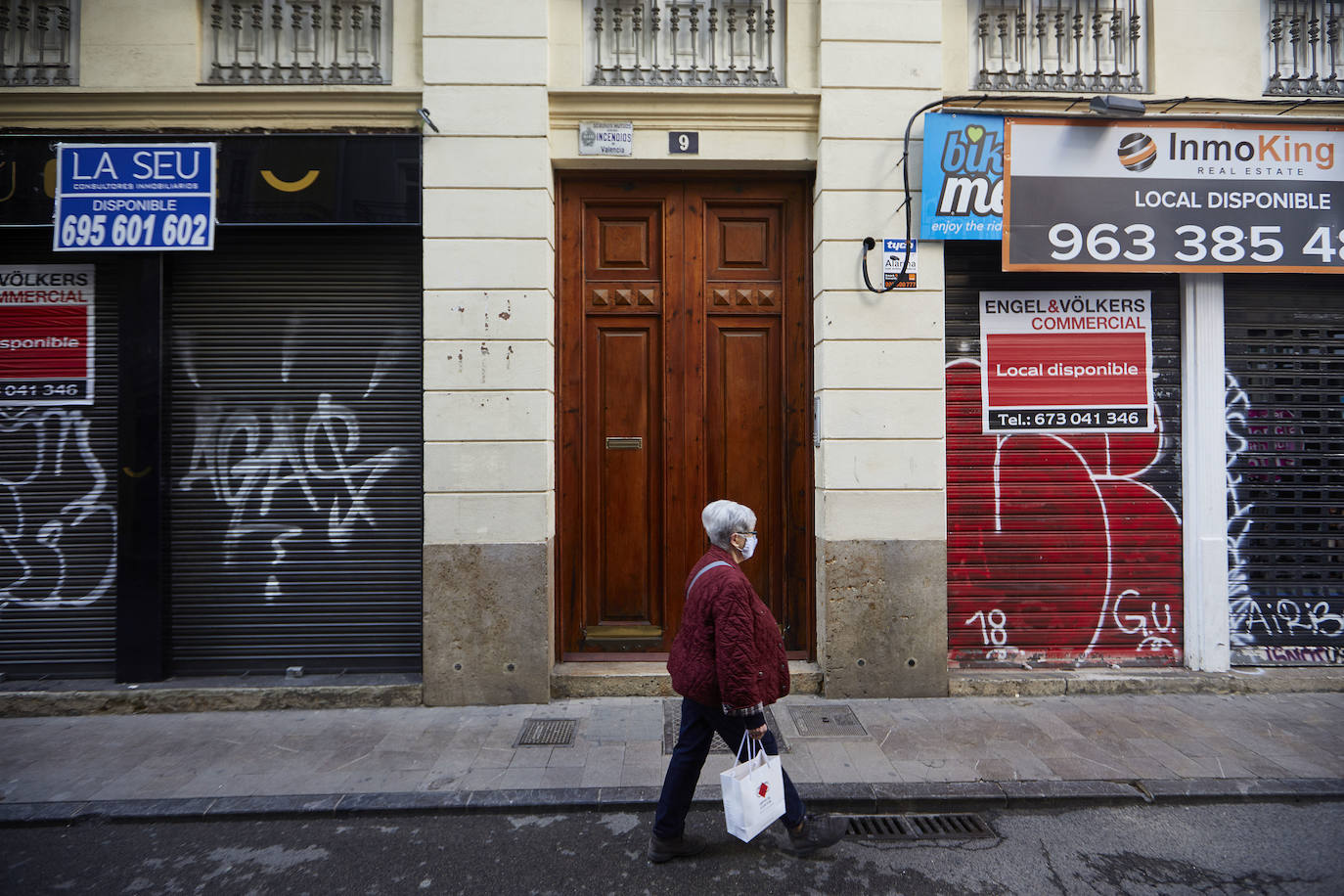 Decenas de bares y comercios del casco antiguo bajan la persiana, acorralados por las restricciones de aforo y los elevados alquileres, el 50% de los hosteleros de Valencia no seguirán abiertos en enero. 