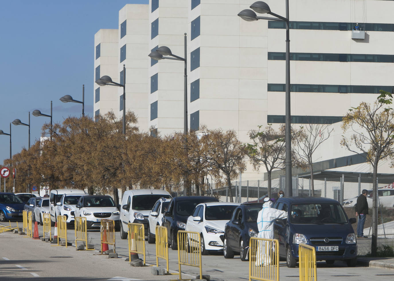 Este lunes, conductores de decenas de coches han hecho cola ante el hospital de campaña de La Fe de Valencia para la realización de pruebas de detección de covid-19. 