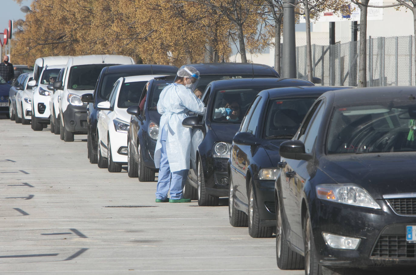 Este lunes, conductores de decenas de coches han hecho cola ante el hospital de campaña de La Fe de Valencia para la realización de pruebas de detección de covid-19. 