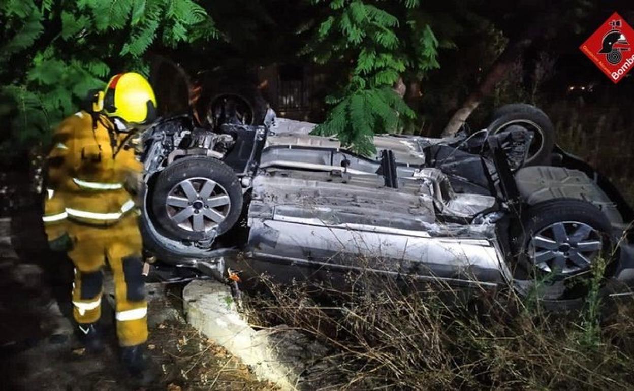 Un bombero, junto al coche siniestrado. 