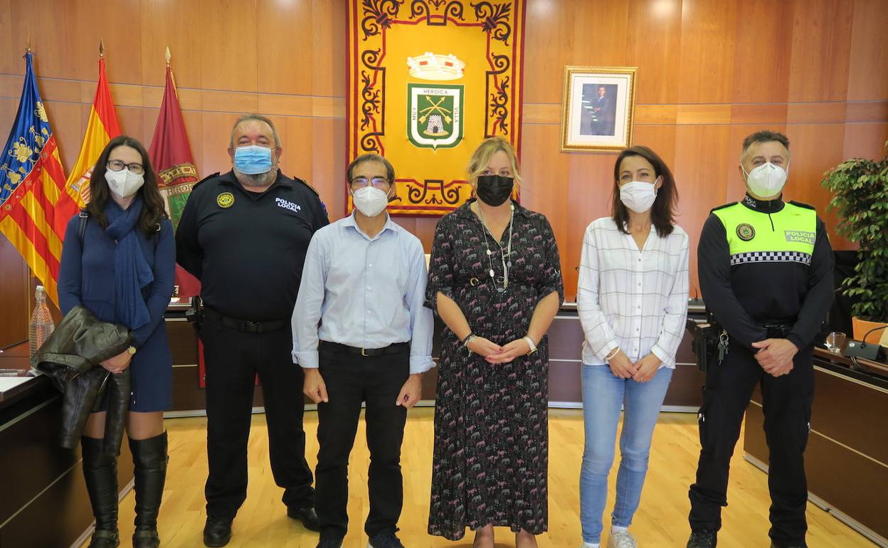 Miembros del ejecutivo, junto al agente de la Policía Local y responsables del centro educativo.