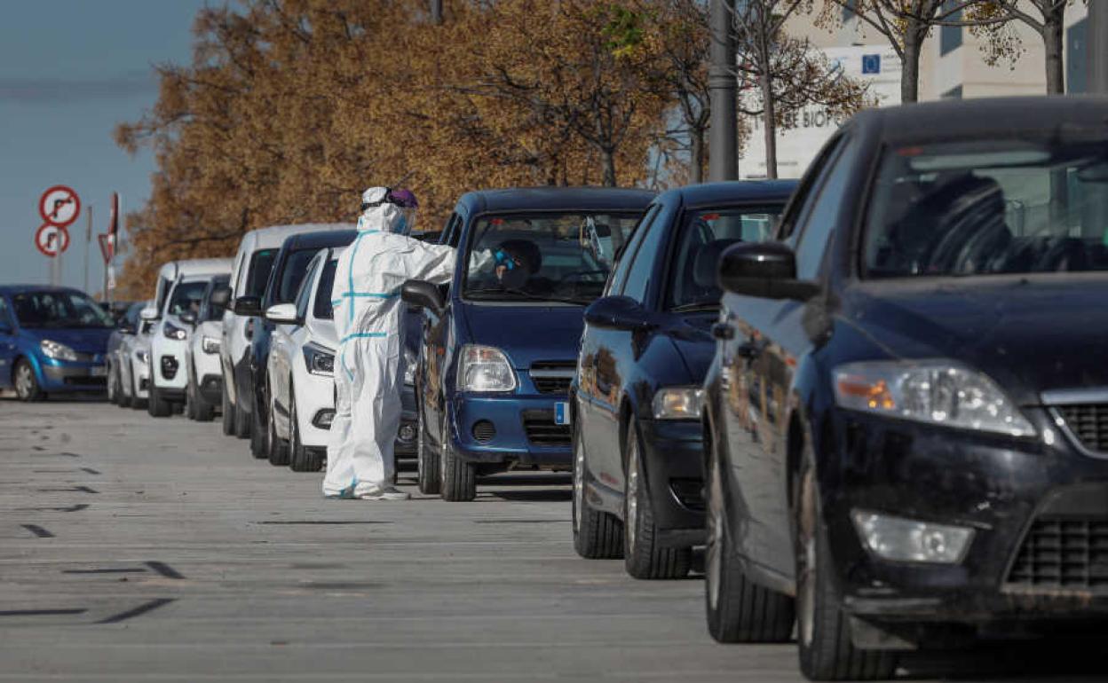 Colas de coches ante el Hospital La Fe de Valencia para la realización de pruebas de coronavirus.