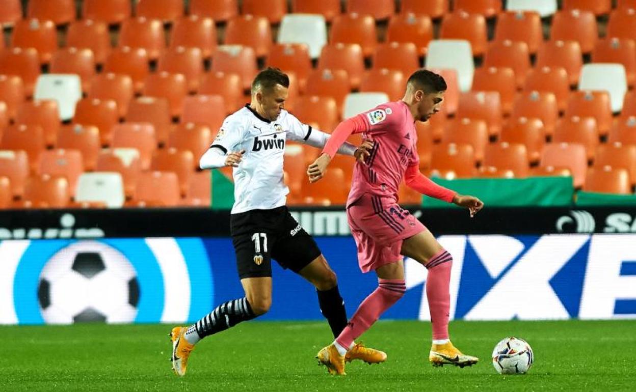 Fede Valverde pugna con Cheryshev en Mestalla. 