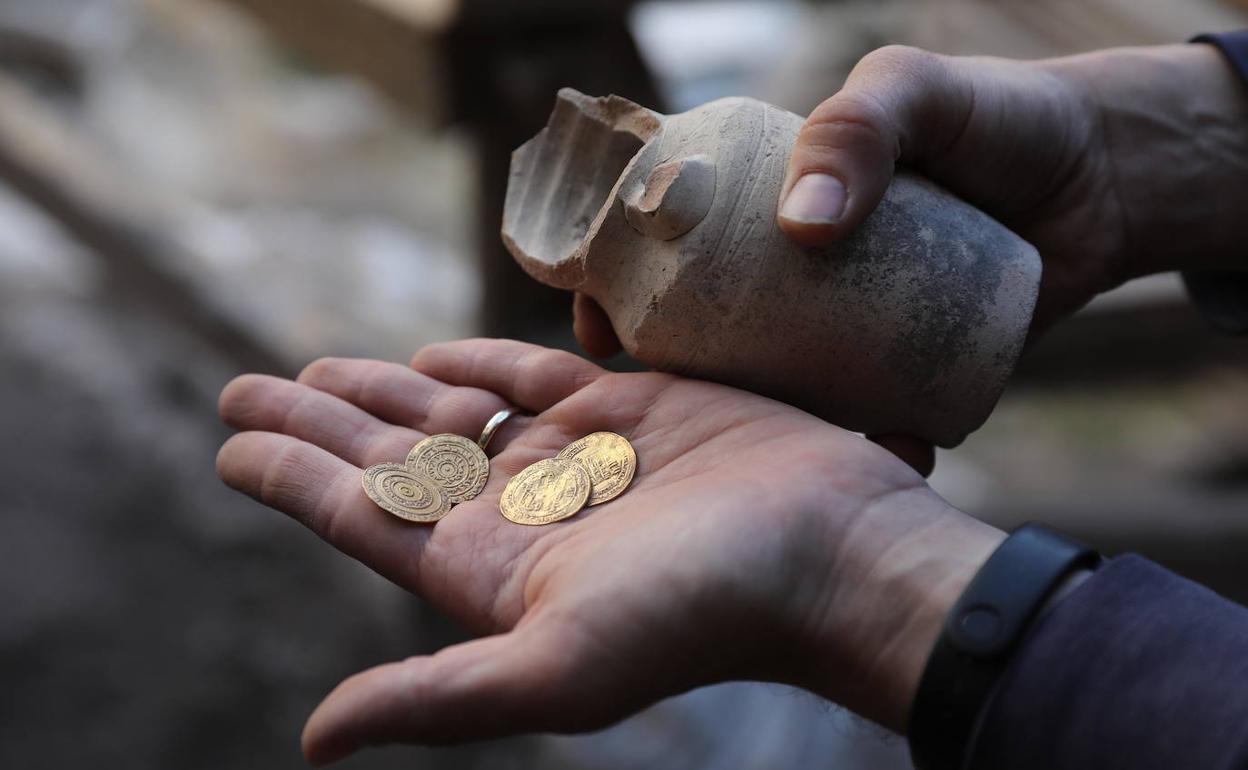 Monedas extraídas de un frasco descubierto en Jerusalén durante una excavación.