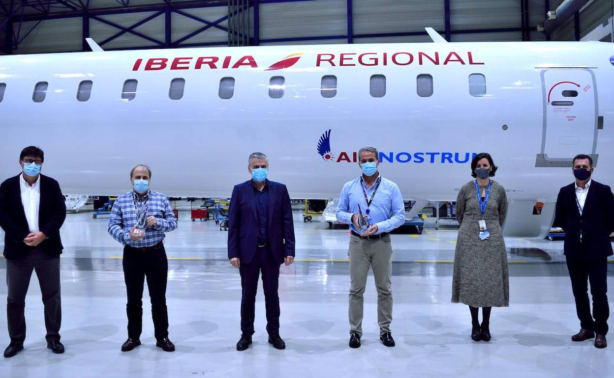 Serge Rosa, representante de MHIRJ (centro); Enrique Gómez, jefe de flota de CRJ200, y José Antonio Córdoba, jefe de flota del CRJ900 y CRJ1000, que sostienen los premios; Fermín Tirado, Lourdes Beltrán y Jesús Cendán.