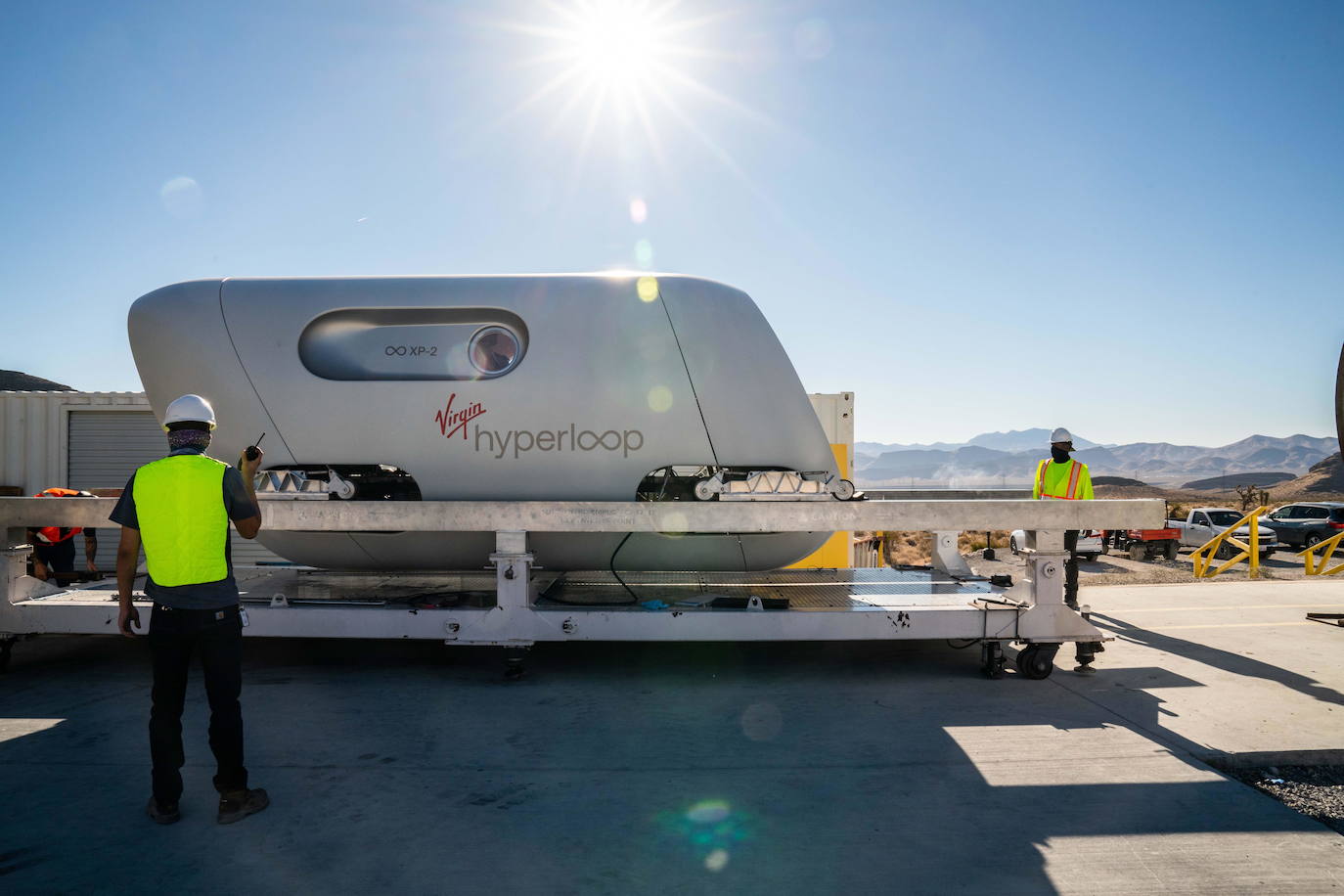 El tren del futuro ha llegado, un medio de transporte que aspira a alcanzar los 1.300 kilómetros por hora. Se trata de un tren de la empresa Virgin Hyperloop que ya ha realizado su primer viaje con pasajeros. Utiliza un sistema consistente en desplazar en suspensión cápsulas por el interior de tubos a baja presión colocados sobre pilones. 