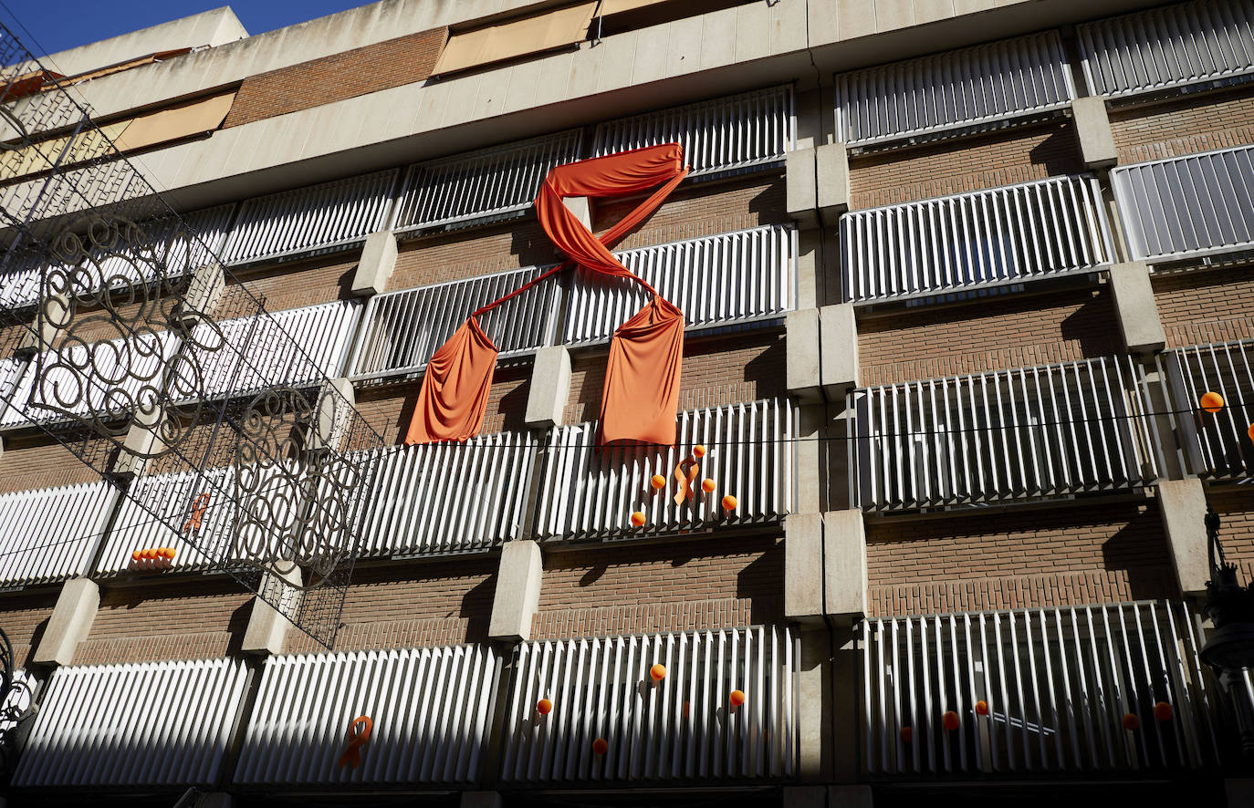 Los colegios concertados y privados de Valencia han protagonizado una marea naranja para mostrar su rechazo a la ley Celaá. Para ello, han colgado esta mañana lazos naranjas en fachadas, ventanales, clases y zonas comunes de las instalaciones para visibilizar su oposición a una reforma educativa que implicará una pérdida de peso para la enseñanza de iniciativa social sostenida con fondos públicos. 