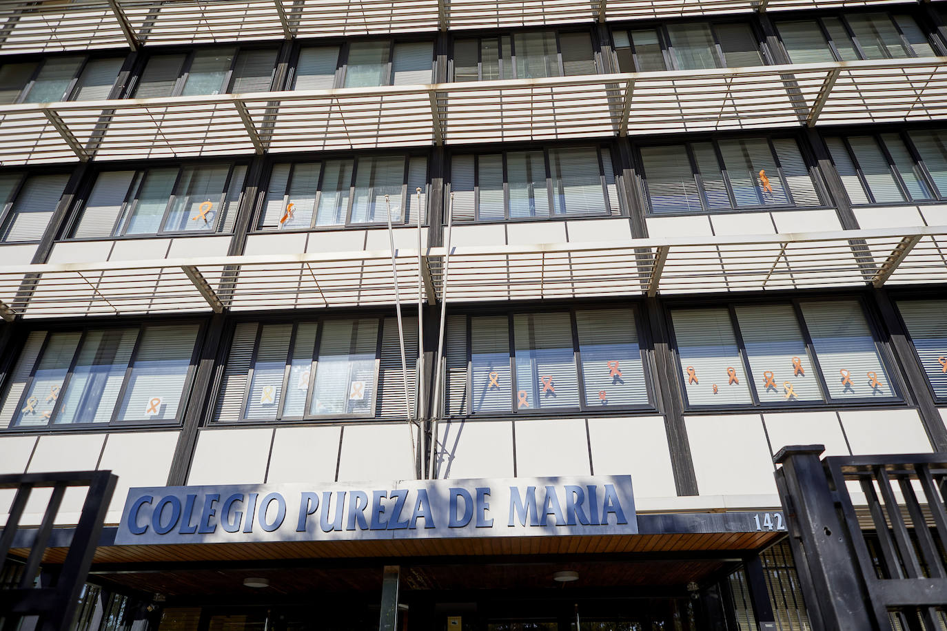 Los colegios concertados y privados de Valencia han protagonizado una marea naranja para mostrar su rechazo a la ley Celaá. Para ello, han colgado esta mañana lazos naranjas en fachadas, ventanales, clases y zonas comunes de las instalaciones para visibilizar su oposición a una reforma educativa que implicará una pérdida de peso para la enseñanza de iniciativa social sostenida con fondos públicos. 