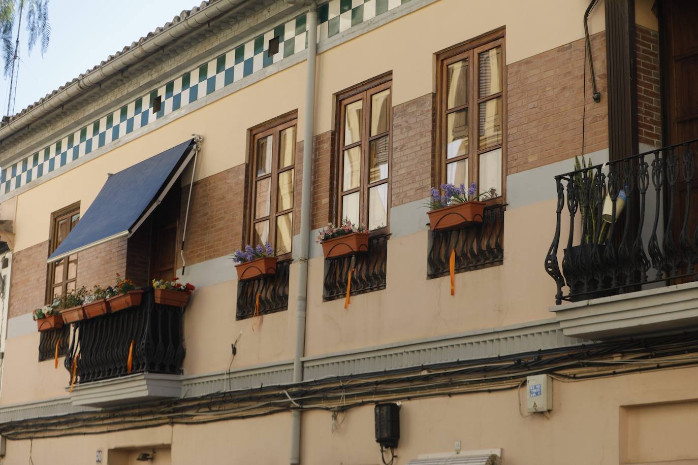 Los colegios concertados y privados de Valencia han protagonizado una marea naranja para mostrar su rechazo a la ley Celaá. Para ello, han colgado esta mañana lazos naranjas en fachadas, ventanales, clases y zonas comunes de las instalaciones para visibilizar su oposición a una reforma educativa que implicará una pérdida de peso para la enseñanza de iniciativa social sostenida con fondos públicos. 