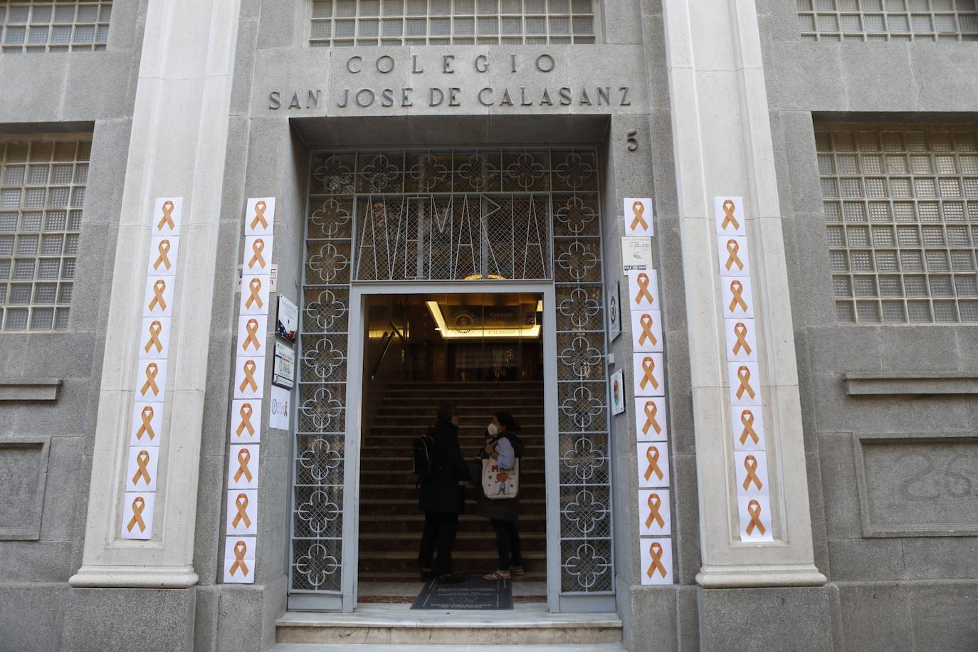 Los colegios concertados y privados de Valencia han protagonizado una marea naranja para mostrar su rechazo a la ley Celaá. Para ello, han colgado esta mañana lazos naranjas en fachadas, ventanales, clases y zonas comunes de las instalaciones para visibilizar su oposición a una reforma educativa que implicará una pérdida de peso para la enseñanza de iniciativa social sostenida con fondos públicos. 