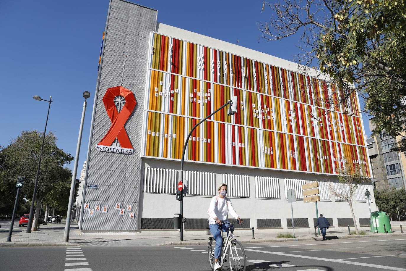 Los colegios concertados y privados de Valencia han protagonizado una marea naranja para mostrar su rechazo a la ley Celaá. Para ello, han colgado esta mañana lazos naranjas en fachadas, ventanales, clases y zonas comunes de las instalaciones para visibilizar su oposición a una reforma educativa que implicará una pérdida de peso para la enseñanza de iniciativa social sostenida con fondos públicos. 