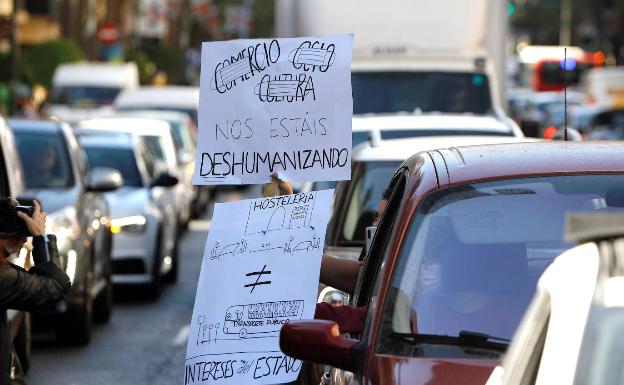 Unos 200 vehículos han participado este mediodía en la protesta motorizada por las calles de Alicante. 