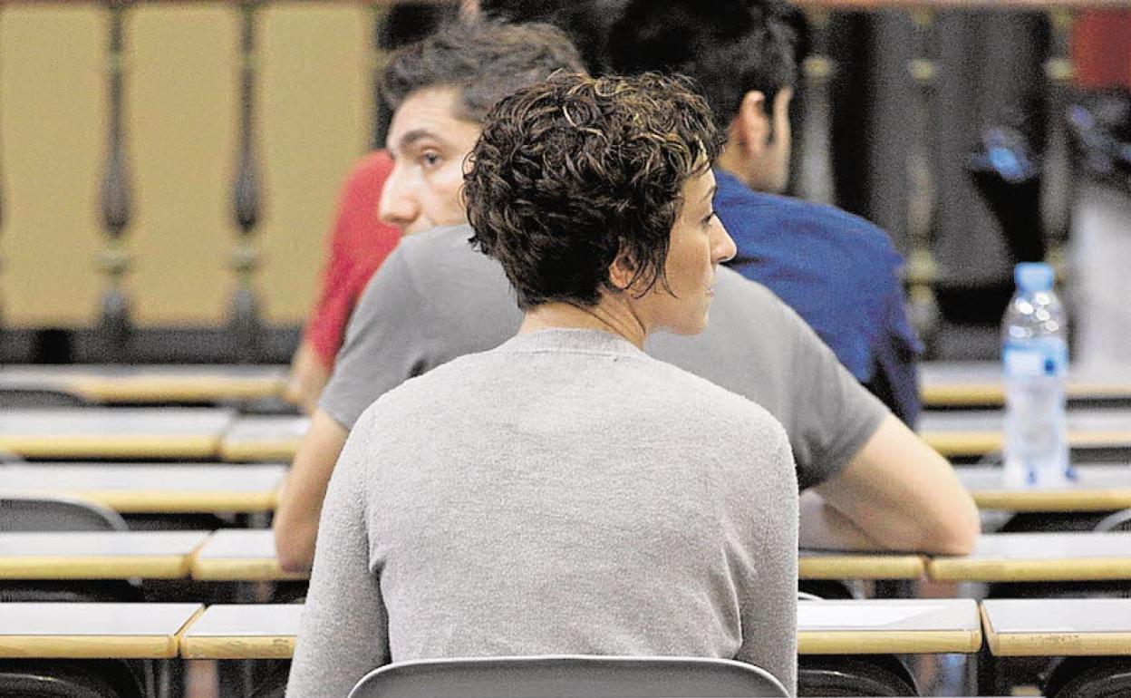 Varias personas se disponen a realizar un examen. 