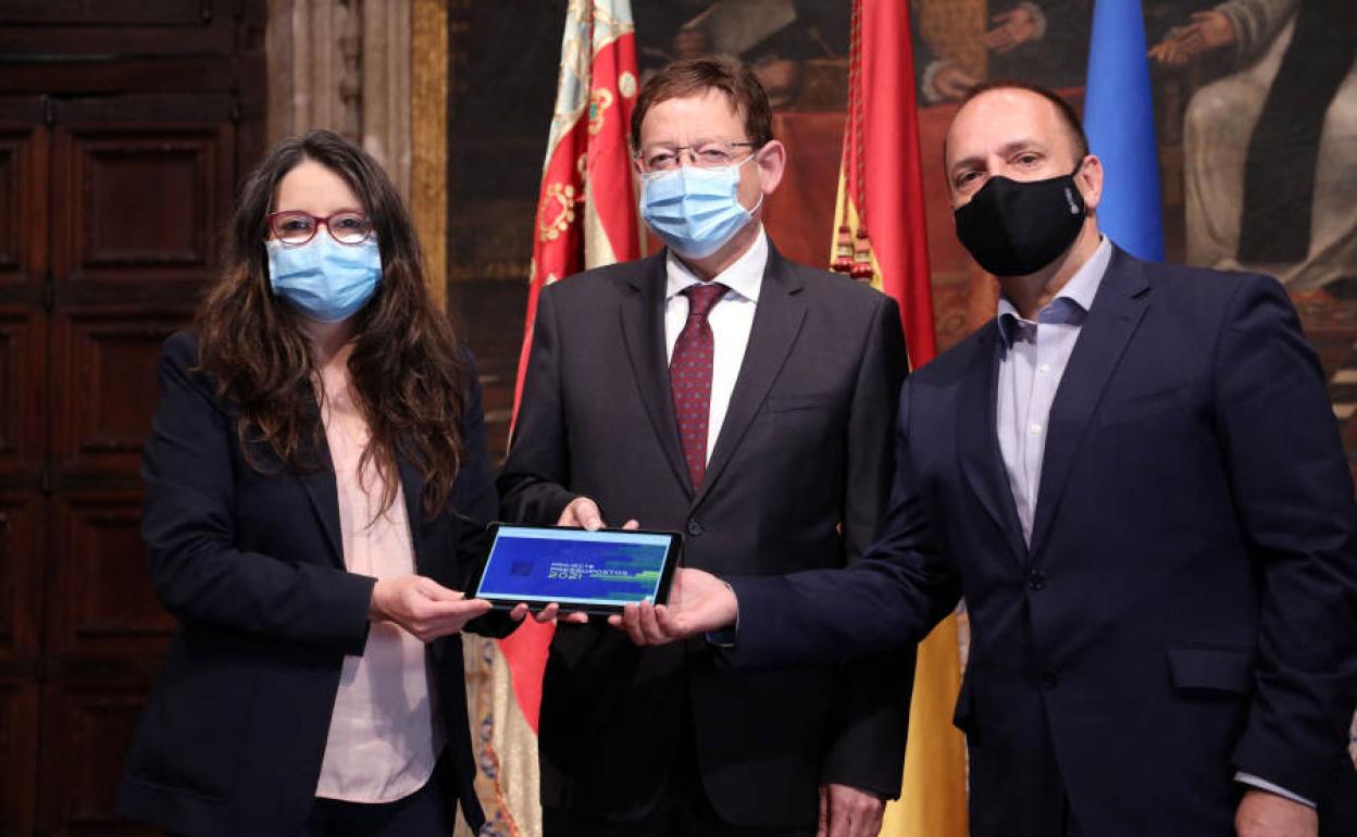 El presidente Ximo Puig junto con los vicepresidentes del Consell, Mónica Oltra y Rubén Martínez Dalmau.