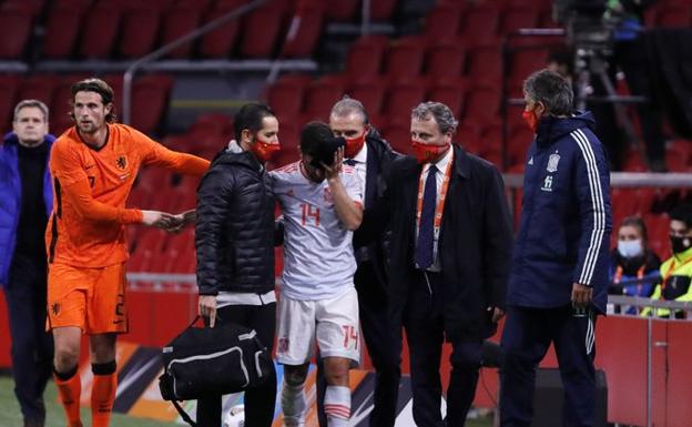 José Luis Gayà, tras retirarse del campo por su choque con Hans Hateboer (i). @SEFUTBOL